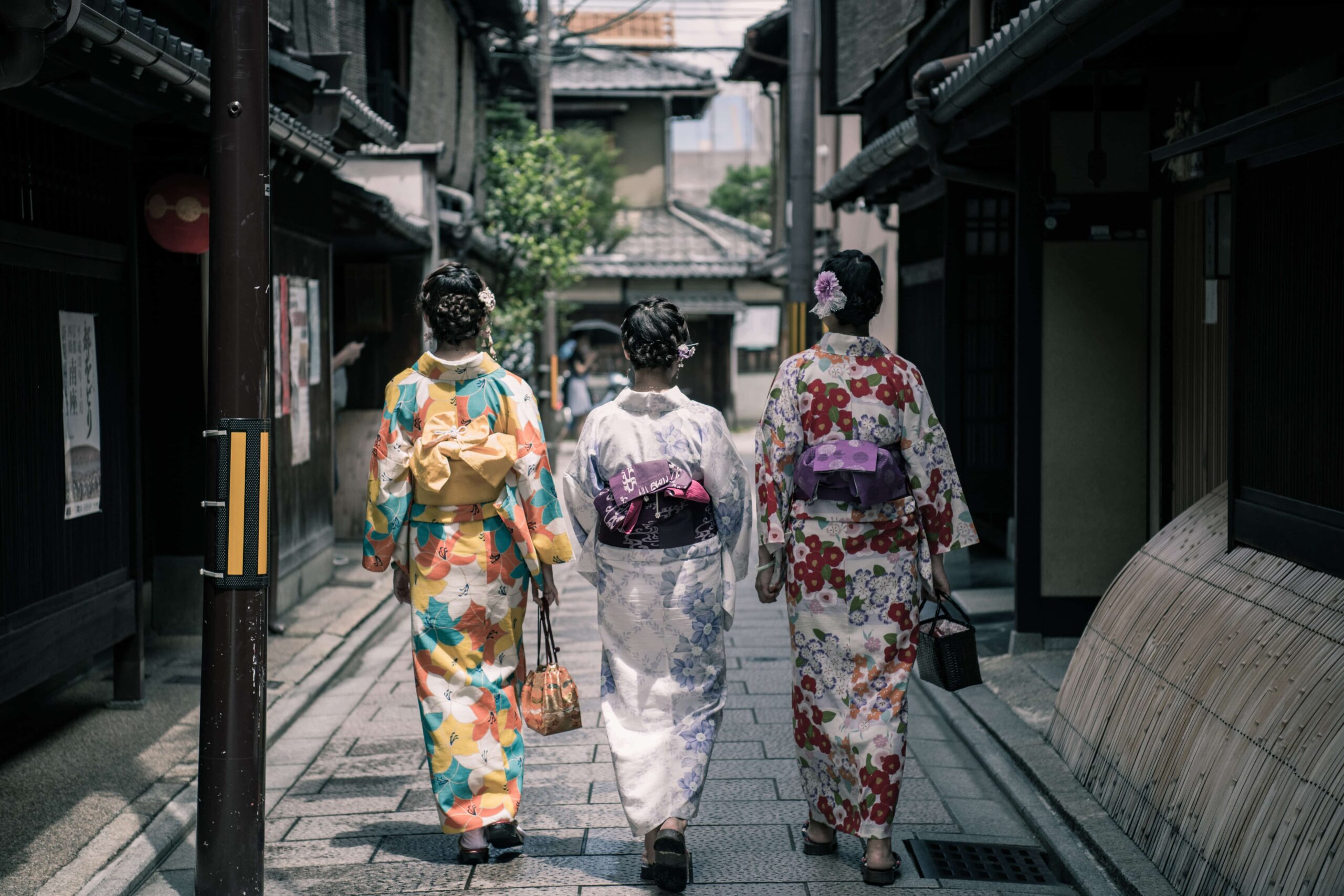 geishas andando por una calle japonesa