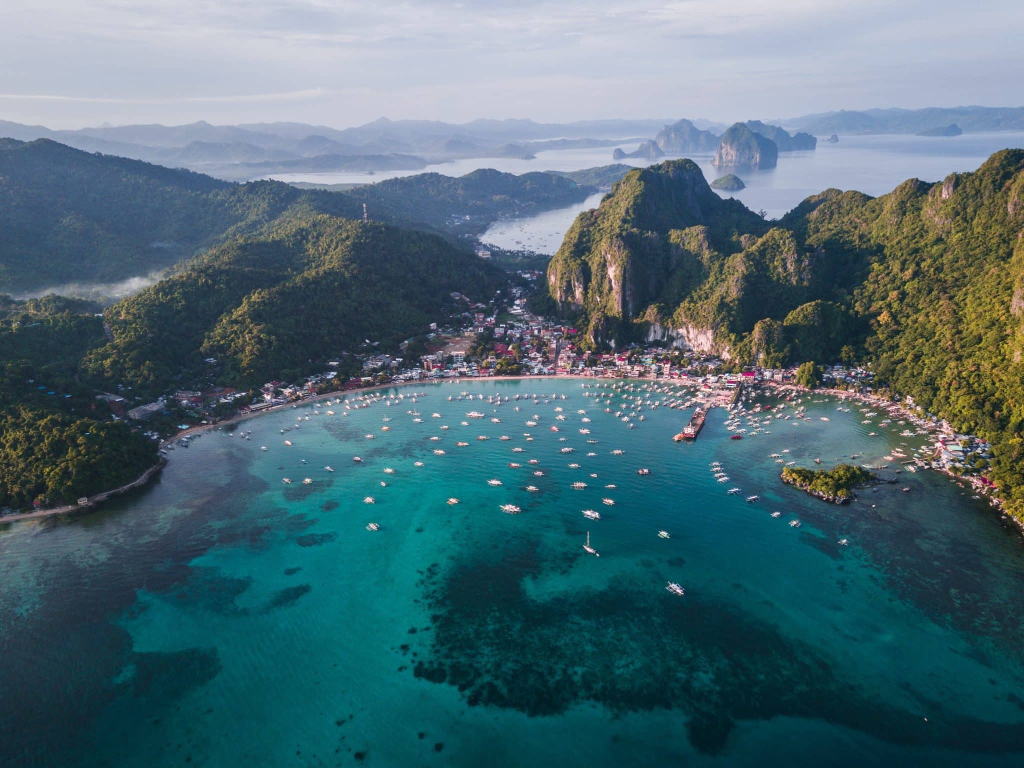 paisaje de acantilados y playa en El Nido Filipinas