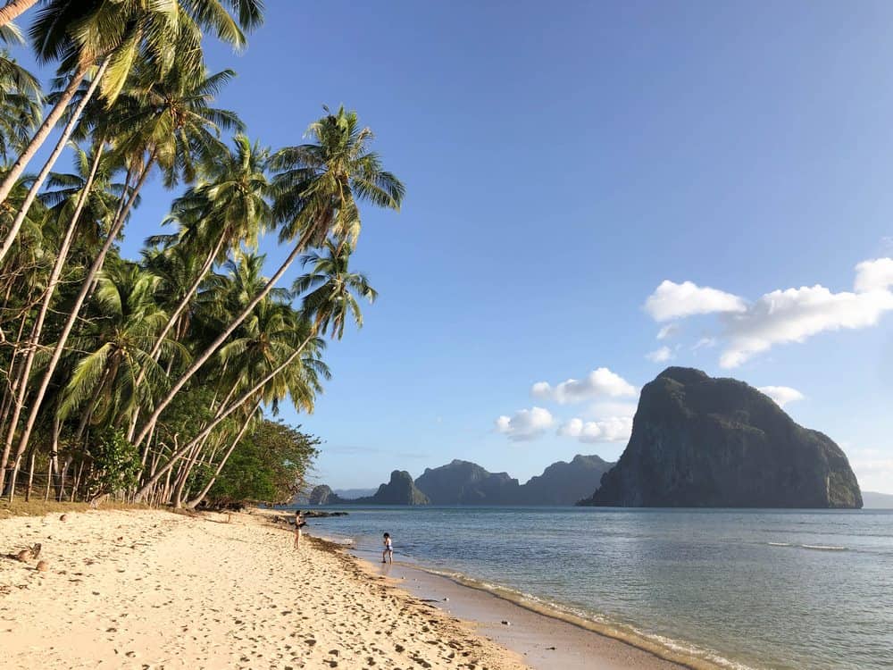 paisaje de acantilados y playa en El Nido Filipinas