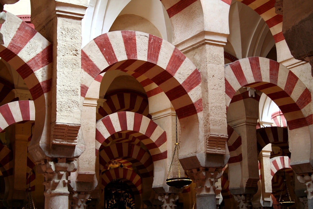 arcos de mezquita en Marruecos