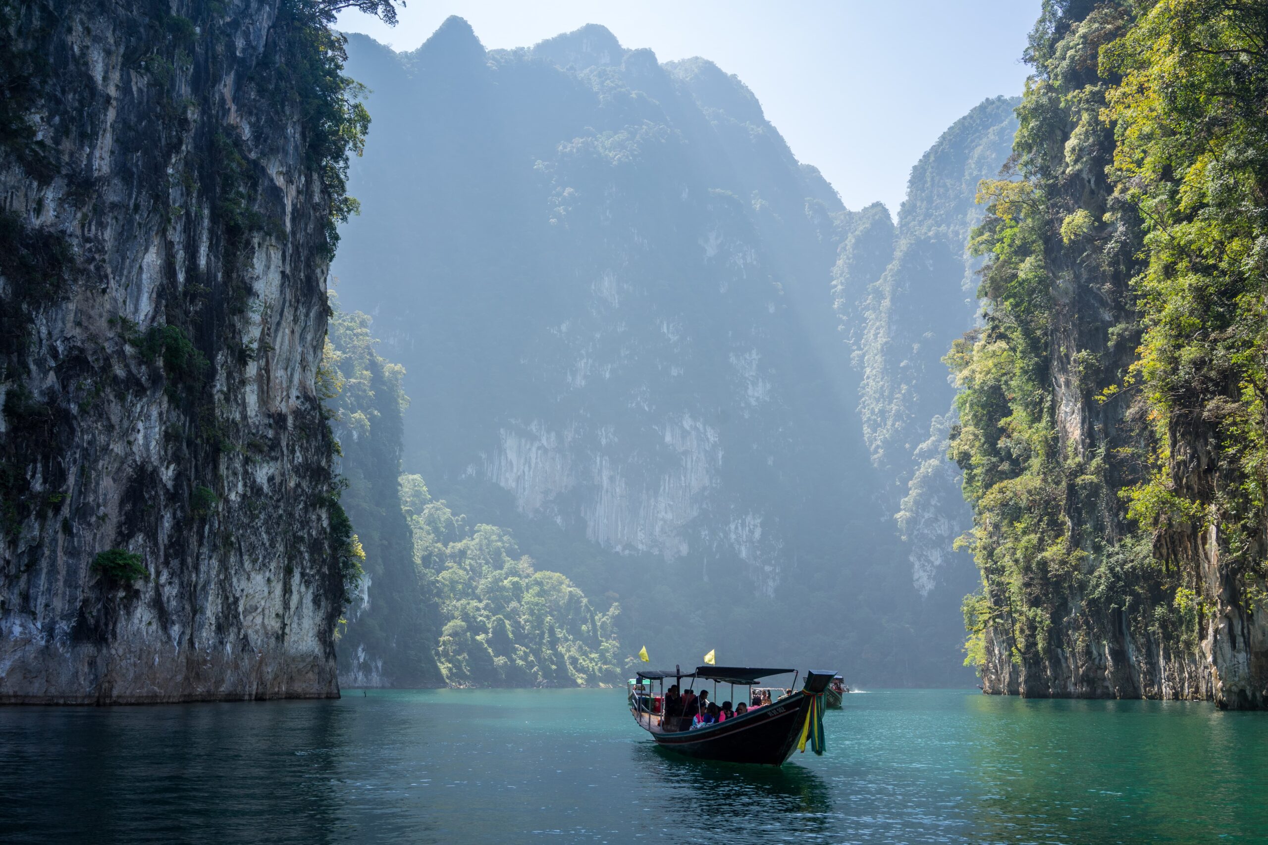 paisaje de acantilados y playa en Tailandia