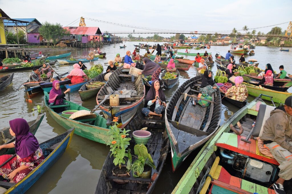 mercado flotante bajarmasin en borneo indonesia
