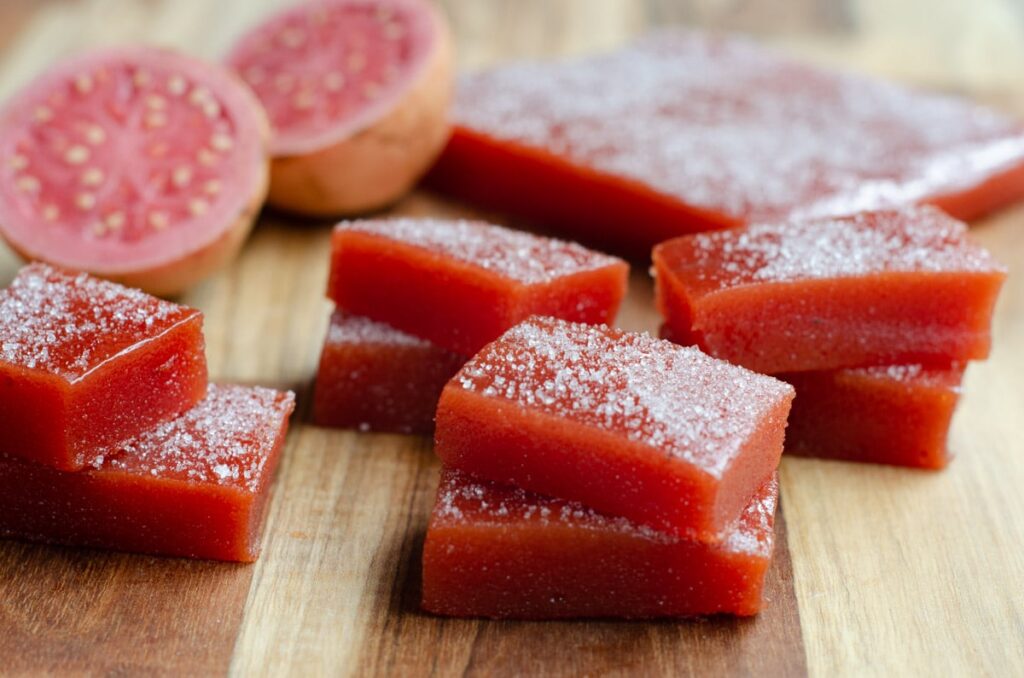 Bocadillo de guayaba dulce típico de Colombia