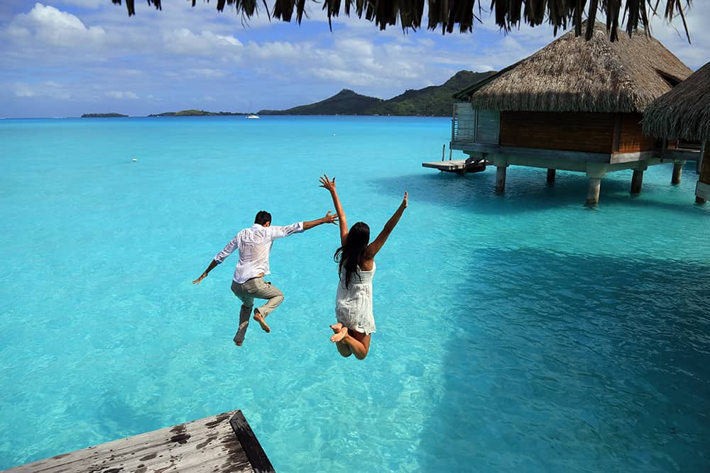 pareja saltando al agua en Malasia