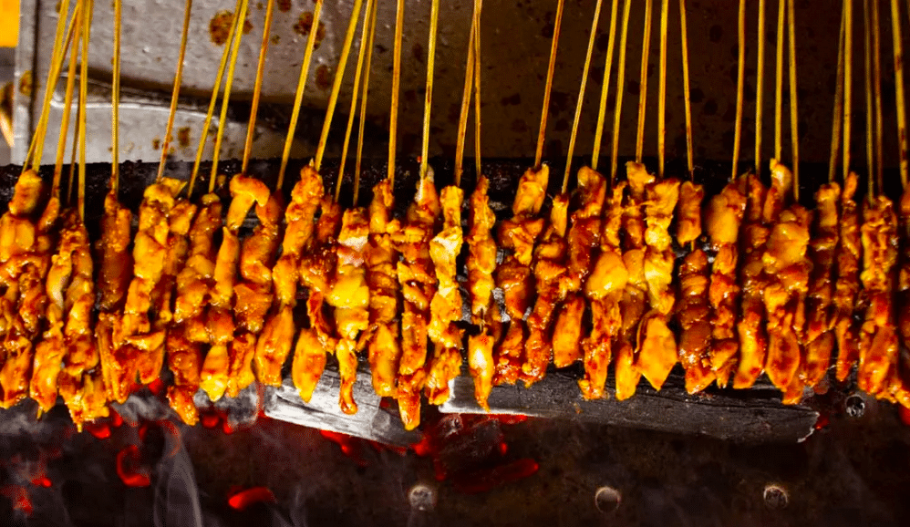 pinchos de satay comida típica de indonesia