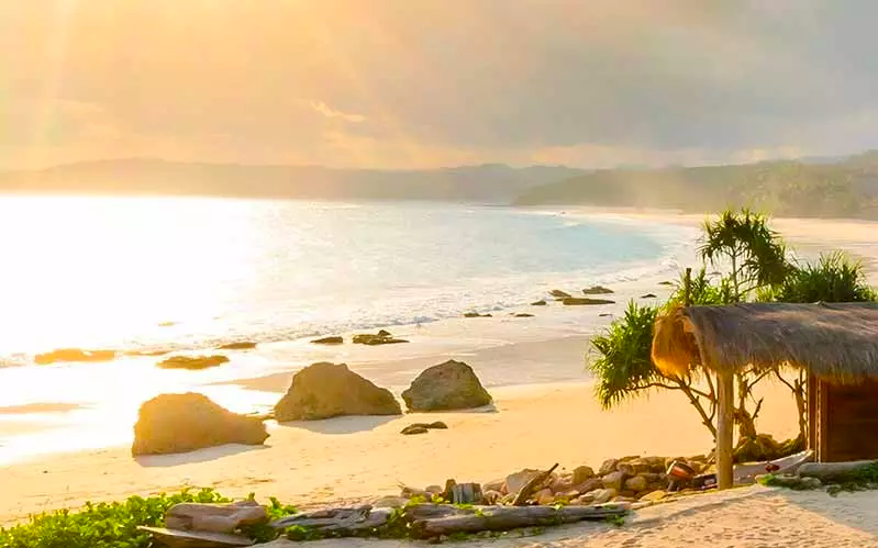 Playa de Nihiwatu en indonesia