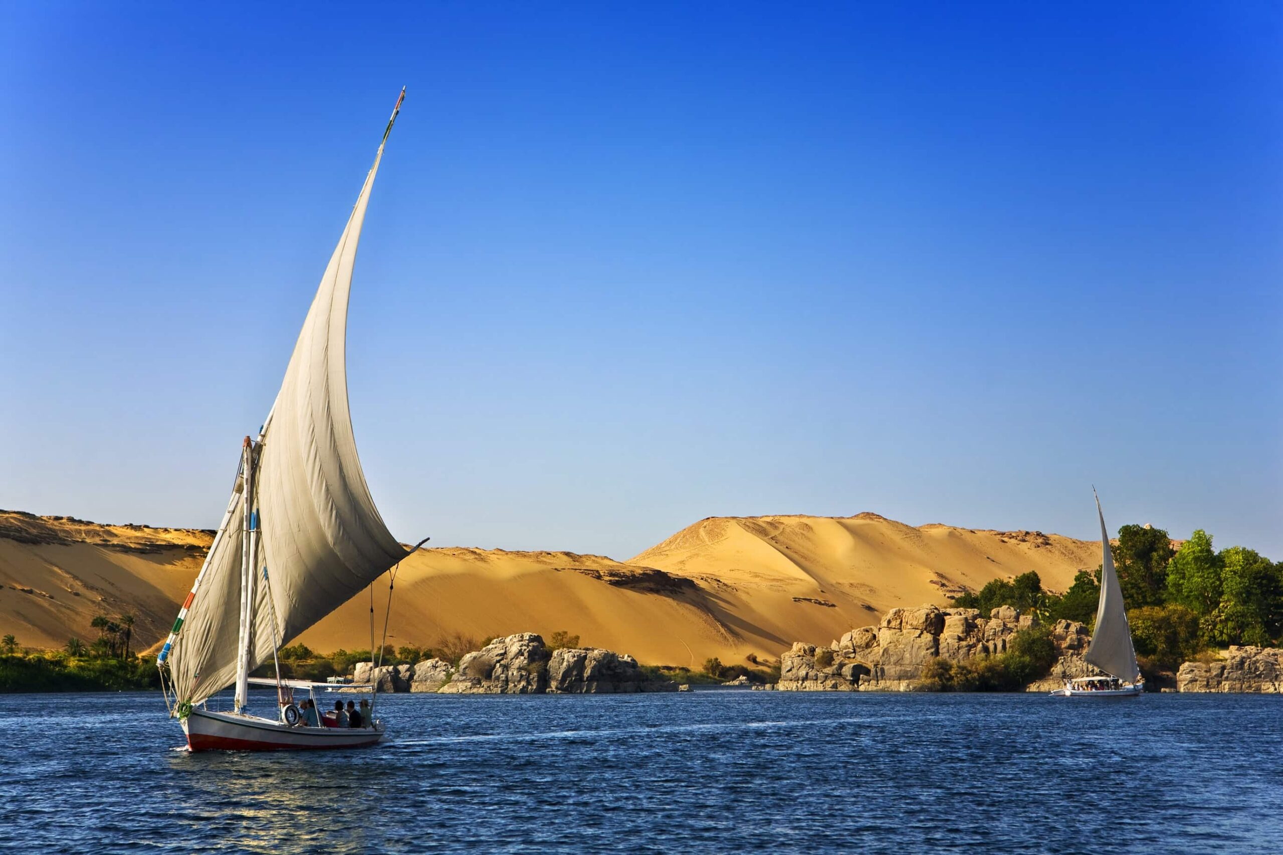 barco de vela navegando el río Nilo