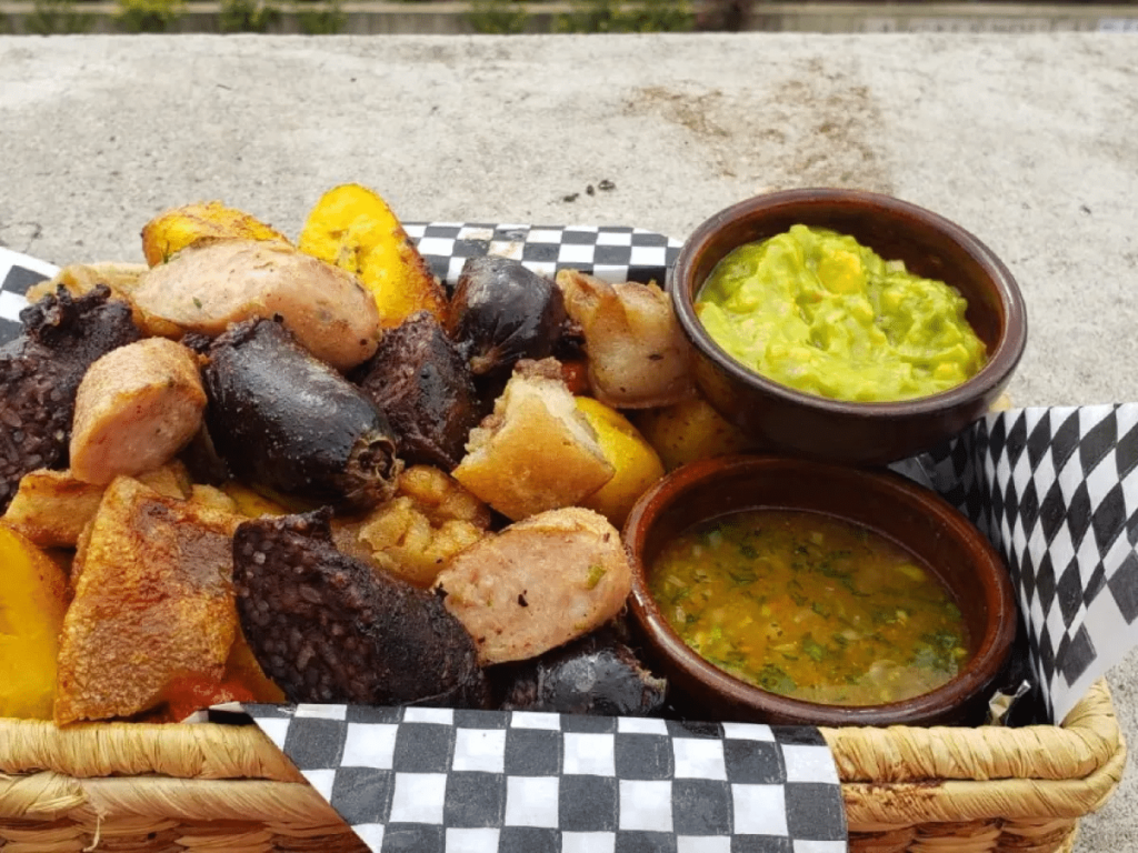 Fritanga plato típico de Colombia