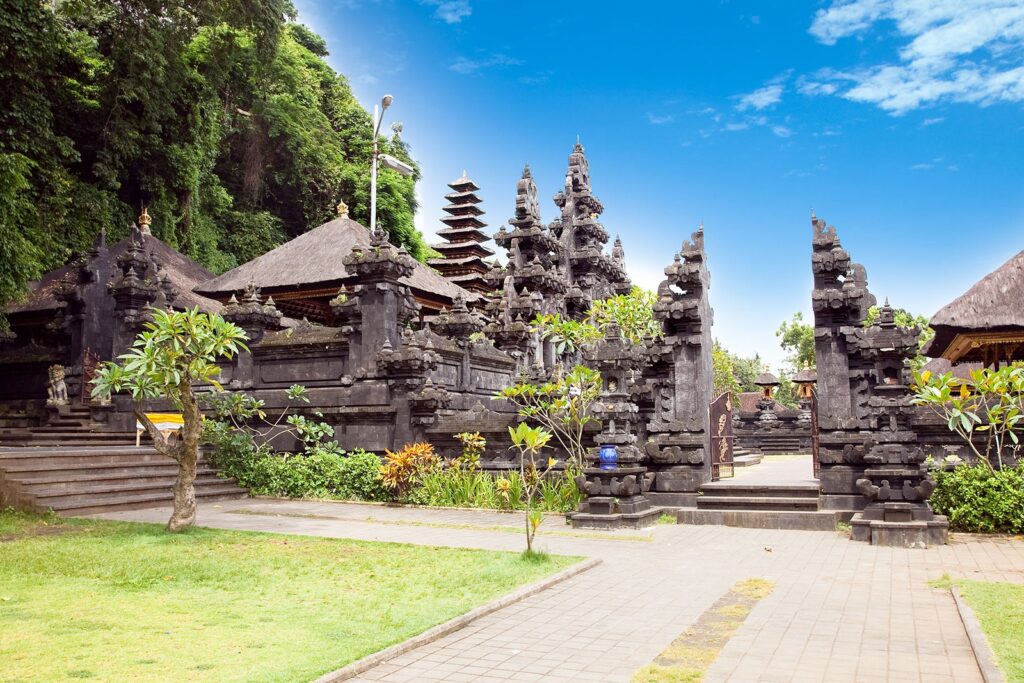 Goa Lawah templo en bali indonesia