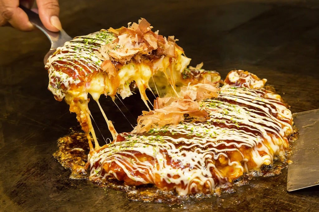 Okonomiyaki plato típico de Japón