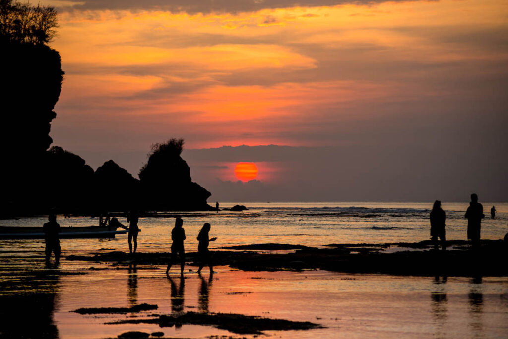 Playa de Padang-Padang en Indonesia