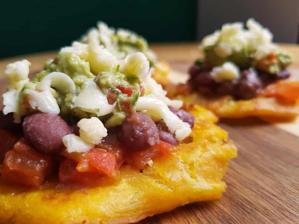 Patacones con hogao plato tipico de Colombia