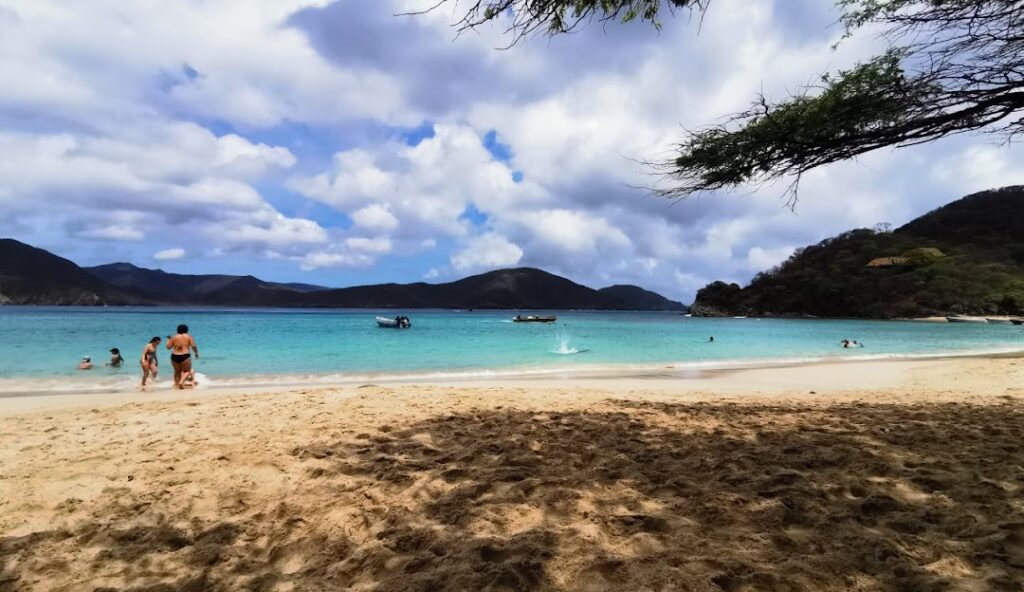 Playa Cristal en parque tayrona Colombia