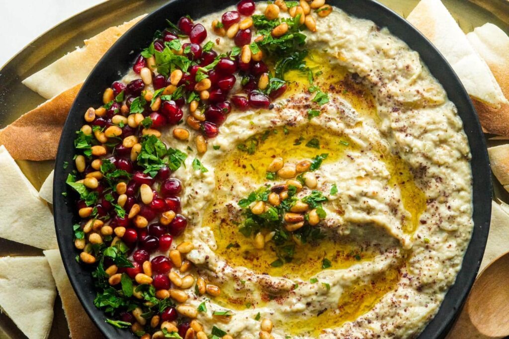 un plato de baba ganoush, comida típica de Egipto