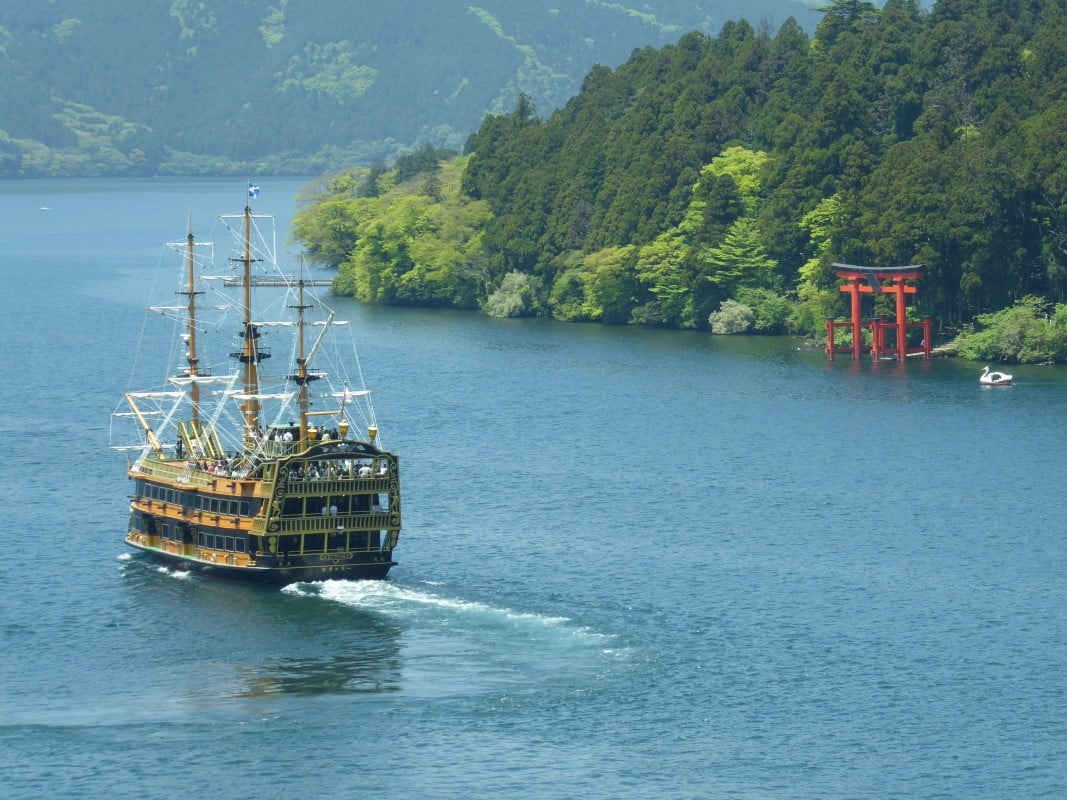 Piratas del lago Ashi, barco turístico para cruzar el rio