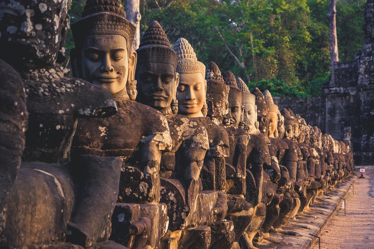 estatuas talladas en Angkor Wat