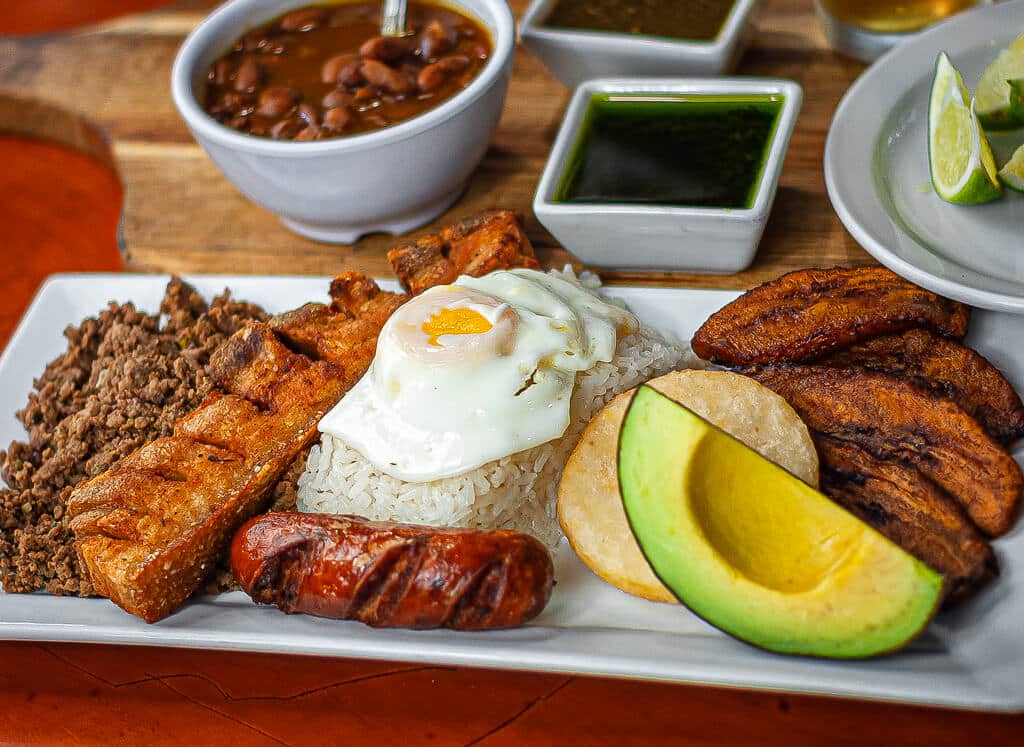 plato bandeja paisa de la cocina de colombia