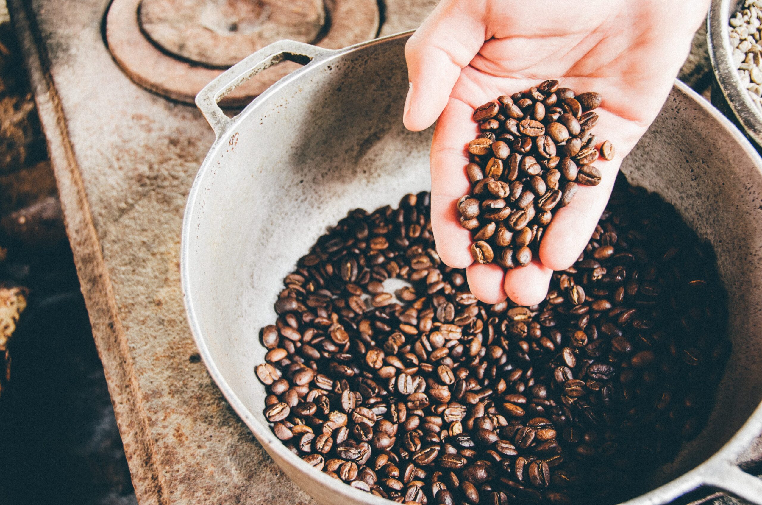 manos sujetando granos de café en Colombia