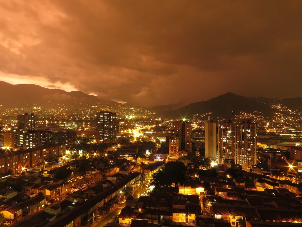 Medellín nocturno en Colombia