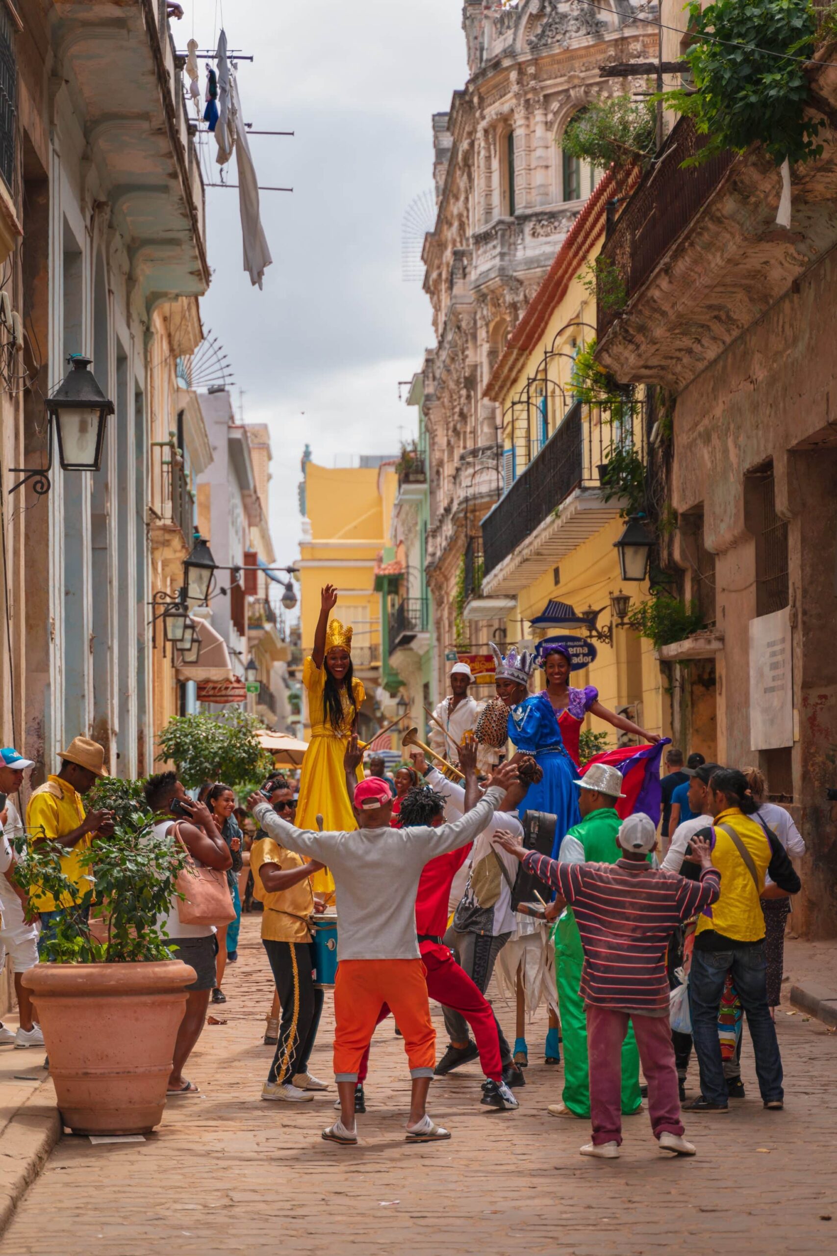 calle con fiesta en cuba