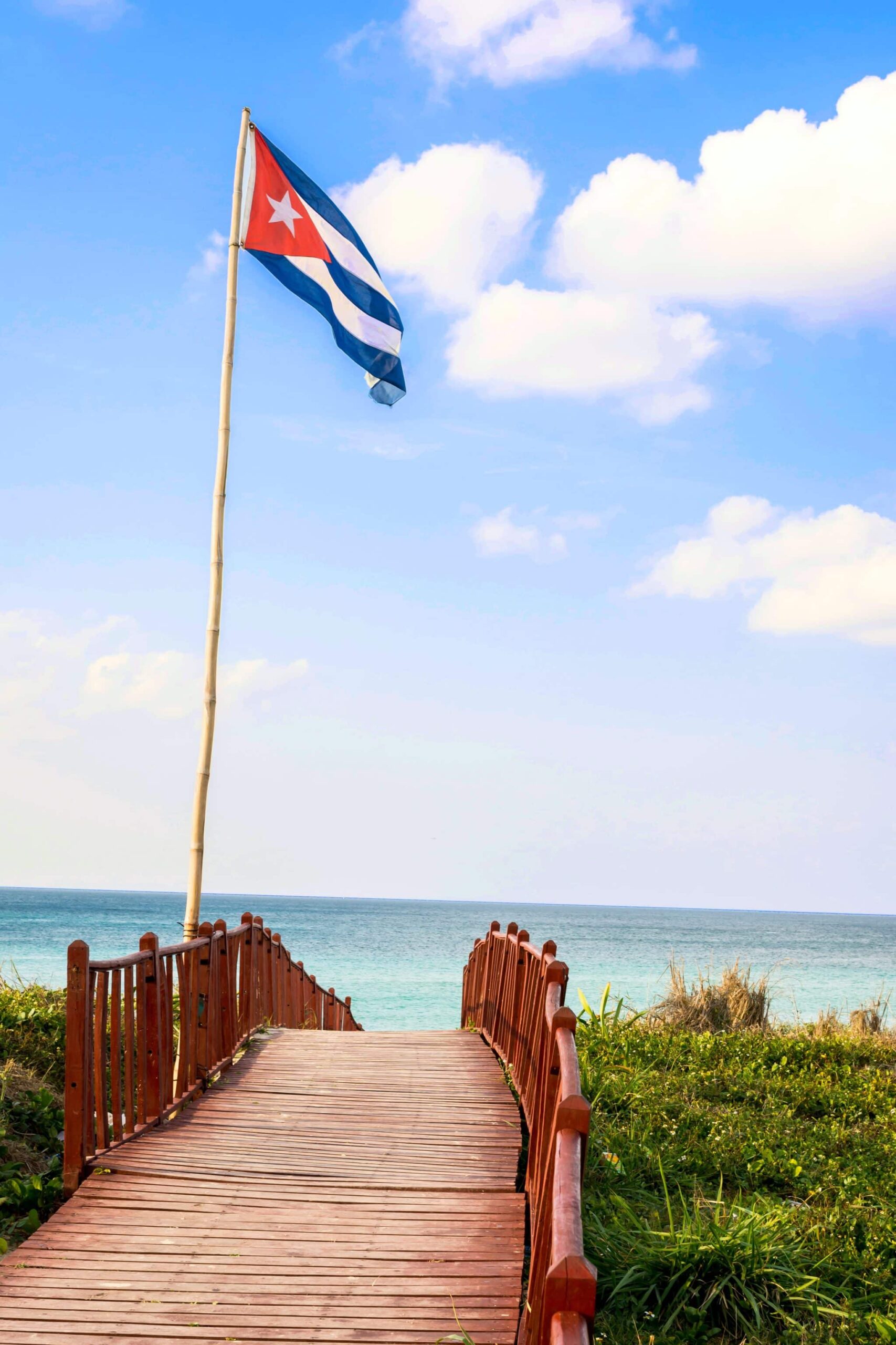 bandera en la playa de cuba