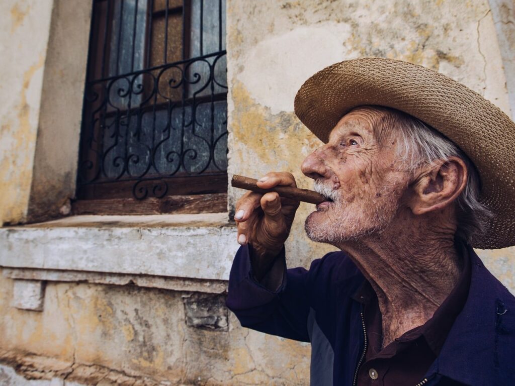 hombre fumando un puro en cuba