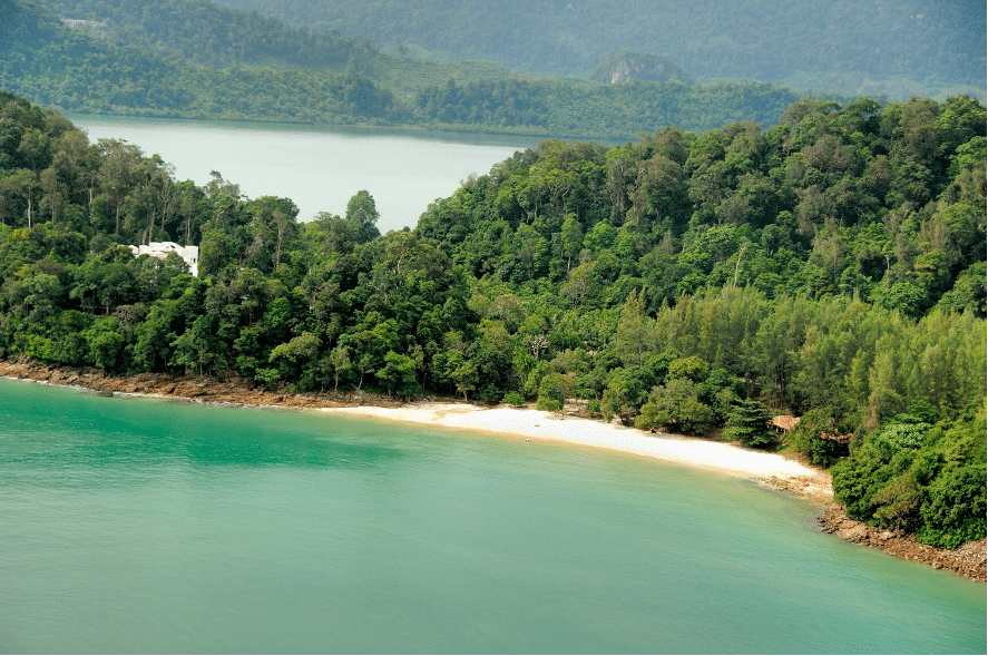 playa de datai beach en langkawi en malasia