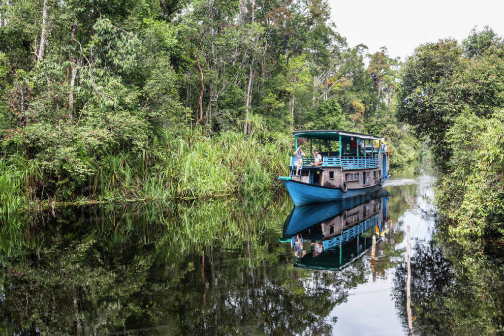 klotok en borneo indonesia