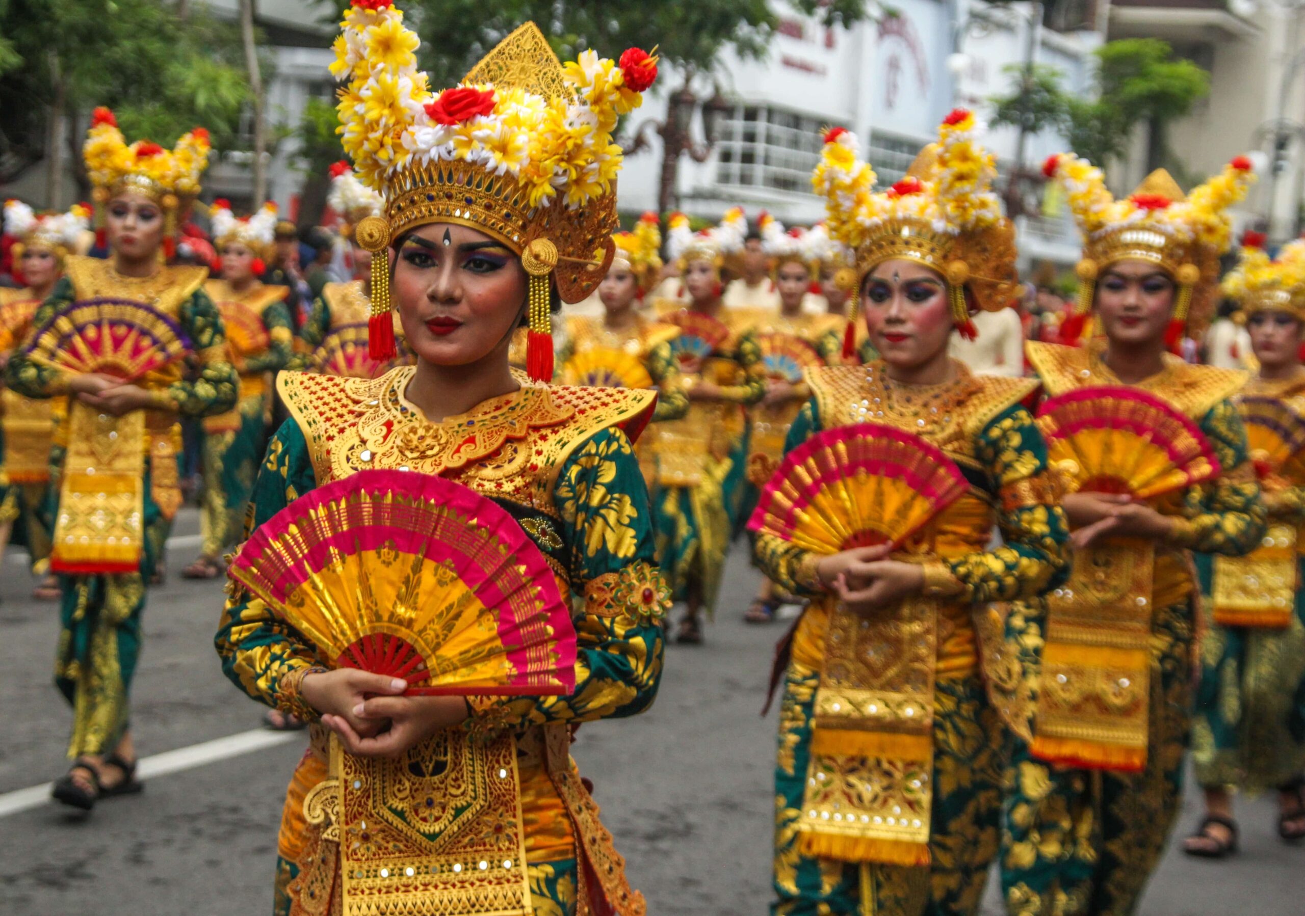 desfile de trajes típicos en Indonesia