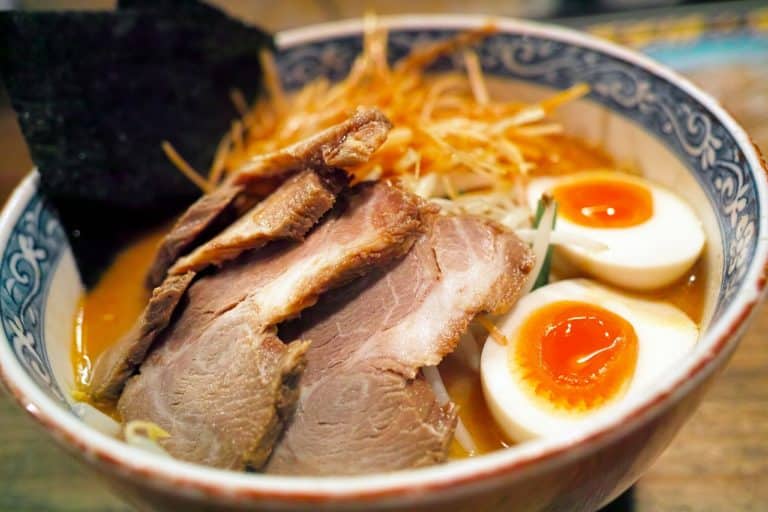 plato de ramen en japón