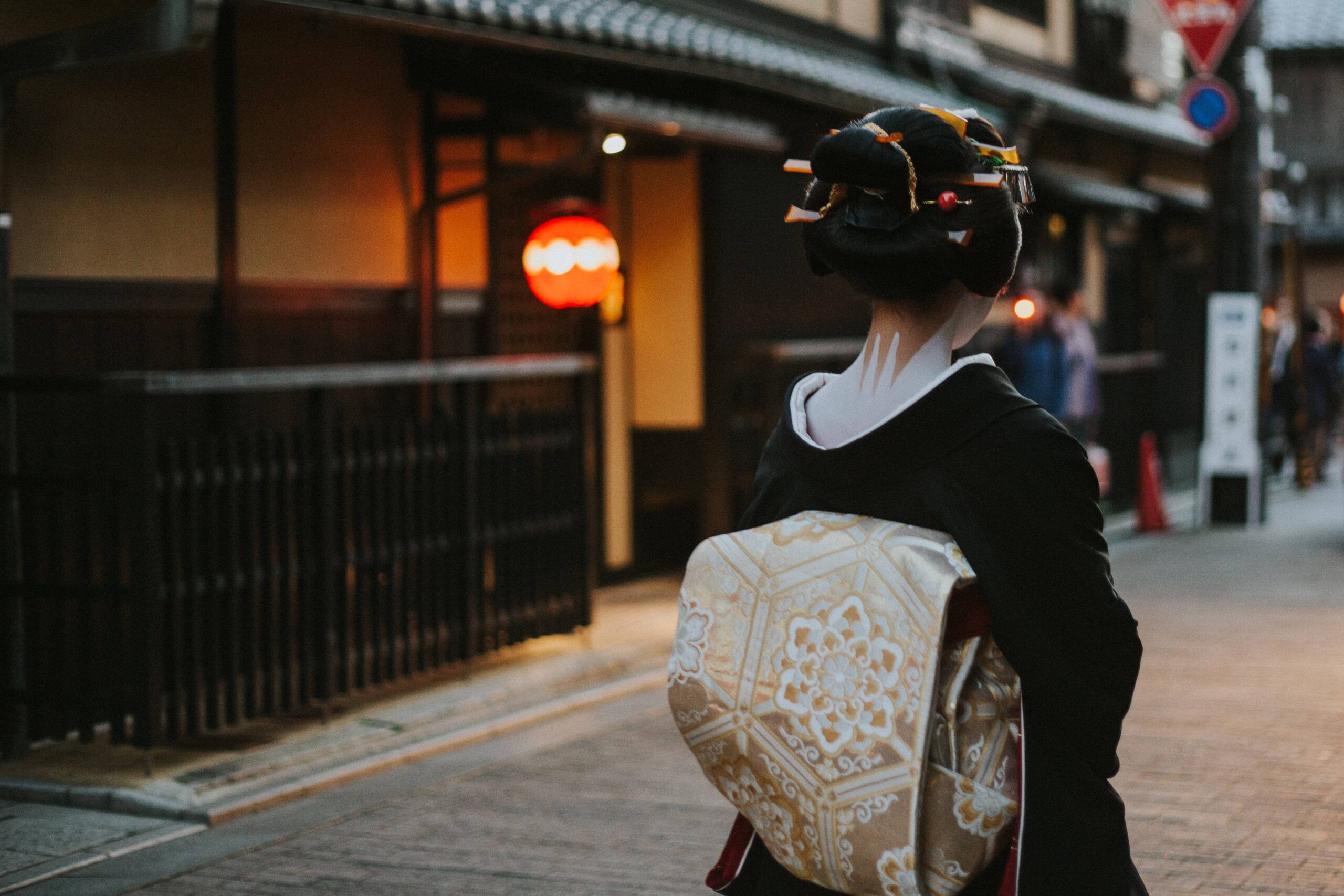 paisaje urbano japonés con geisha