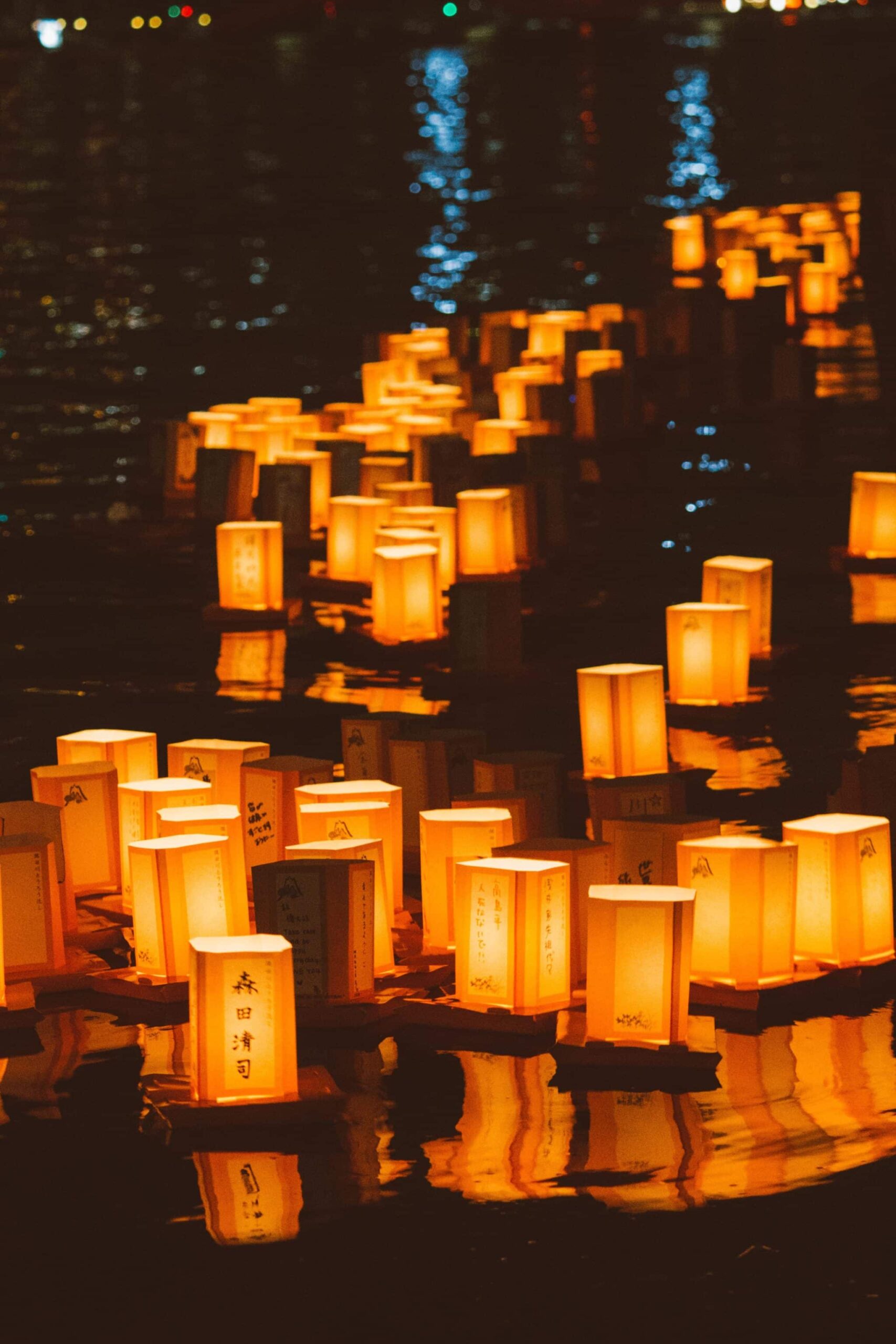 linternas iluminadas en el río en Japón