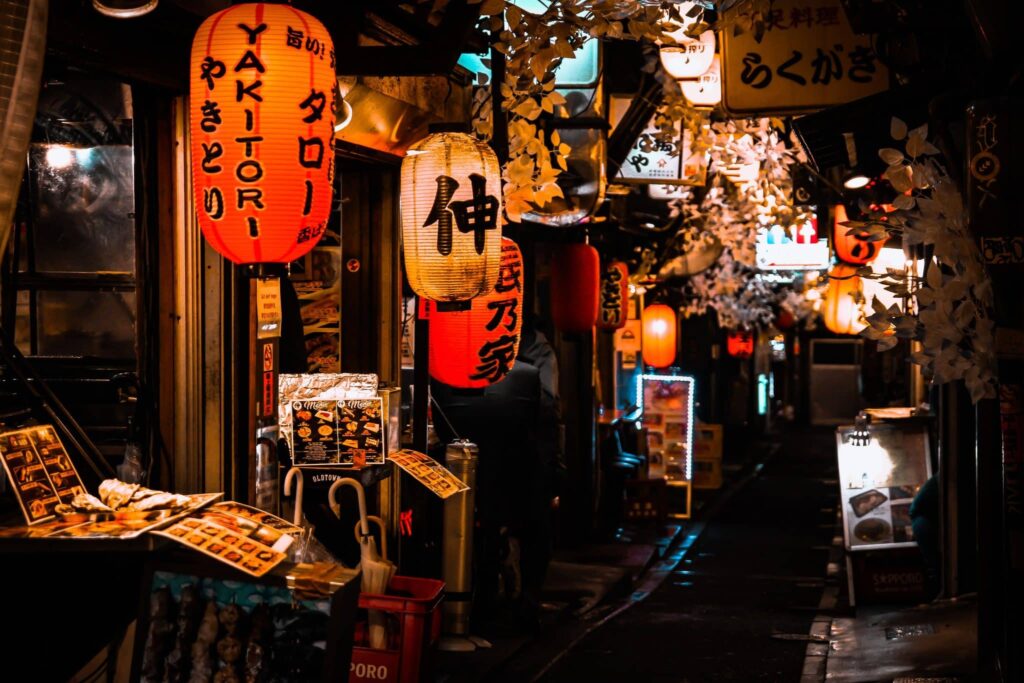 calle de noche con iluminación de farolillos en Japón