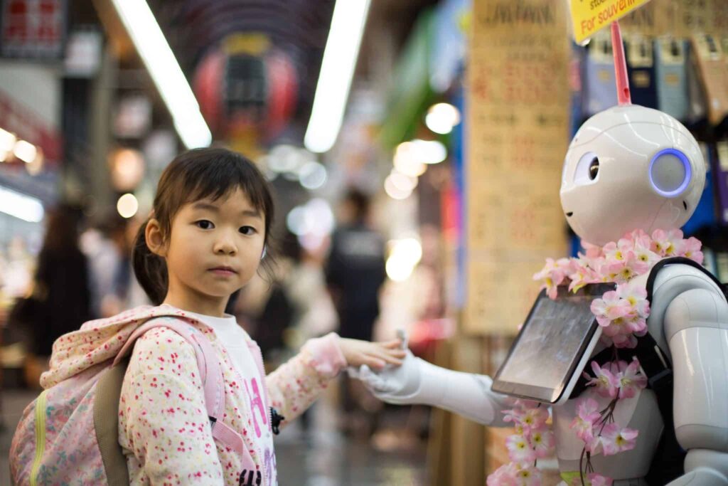 niña con un robot en Japón