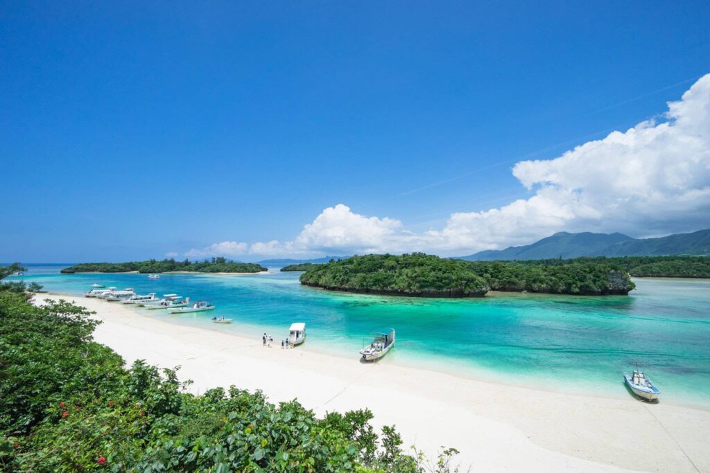 Playa blanca tropical en okinawa, Japón