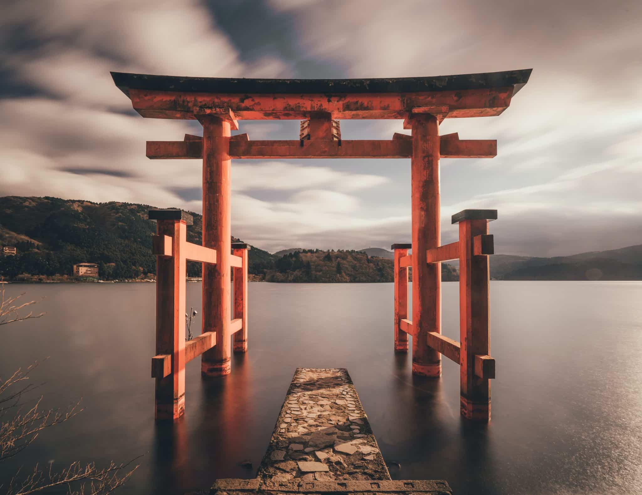 puerta shintoísta en Japón