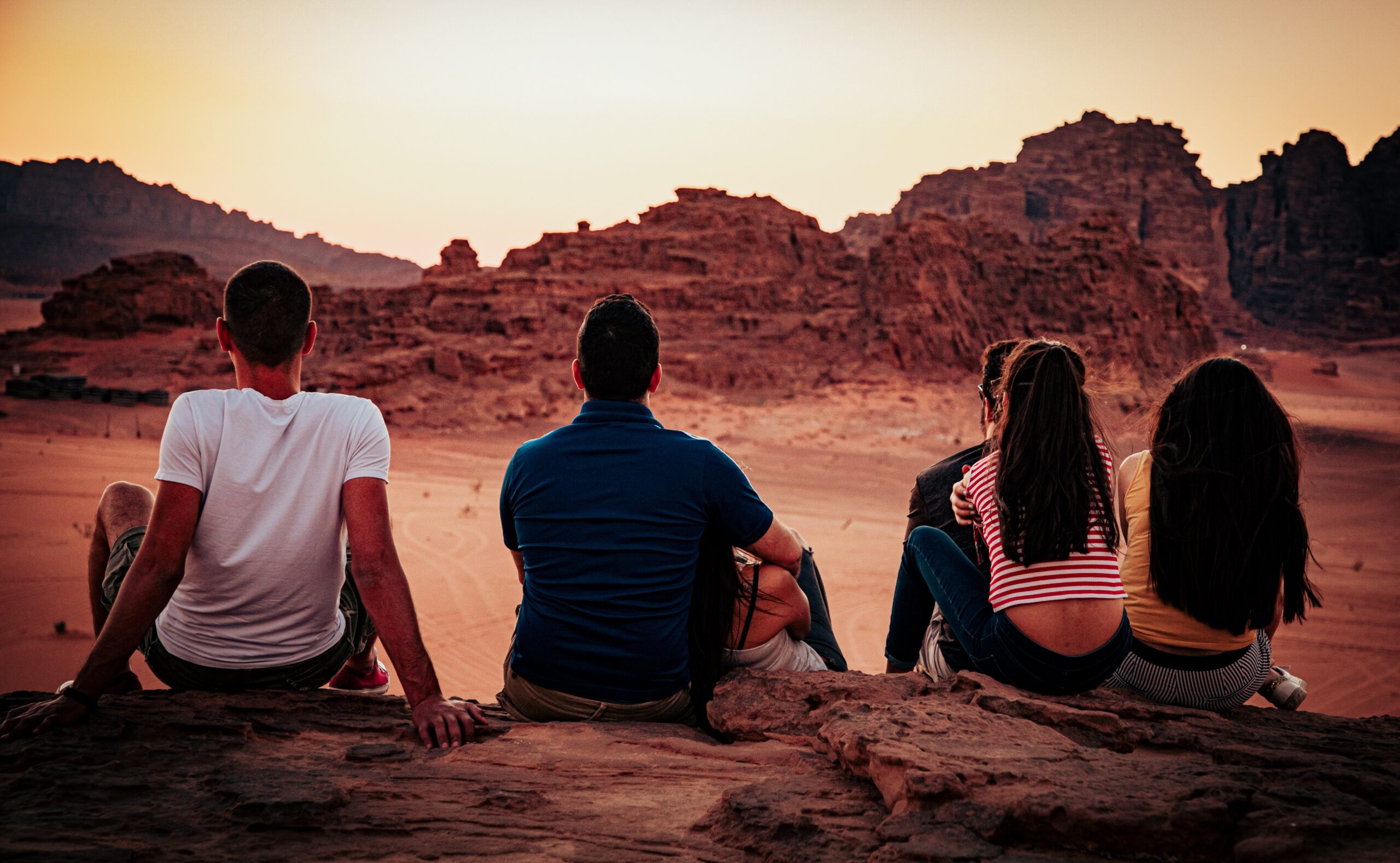 grupo de amigos en Jordania en el desierto de Wadi Rum