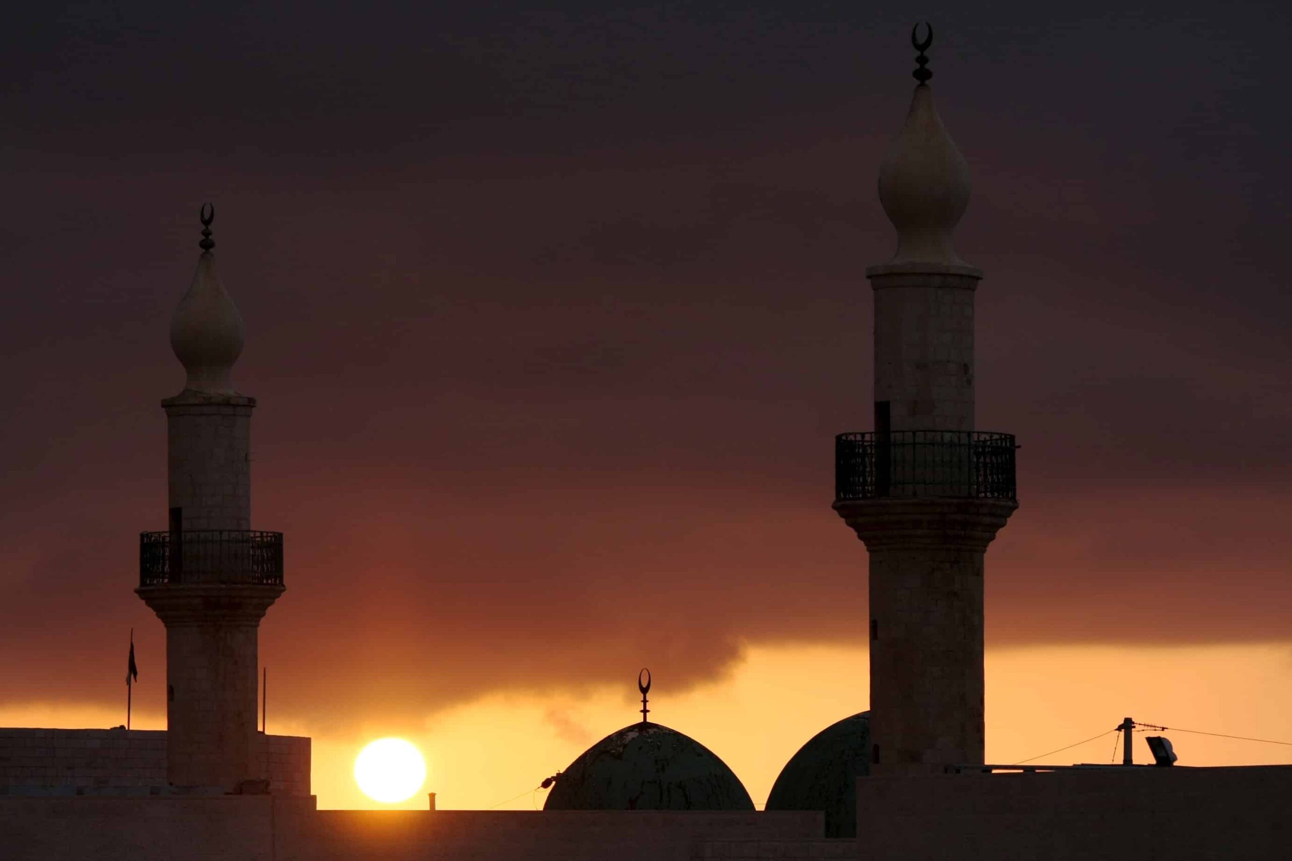 mezquita a contraluz en Jordania