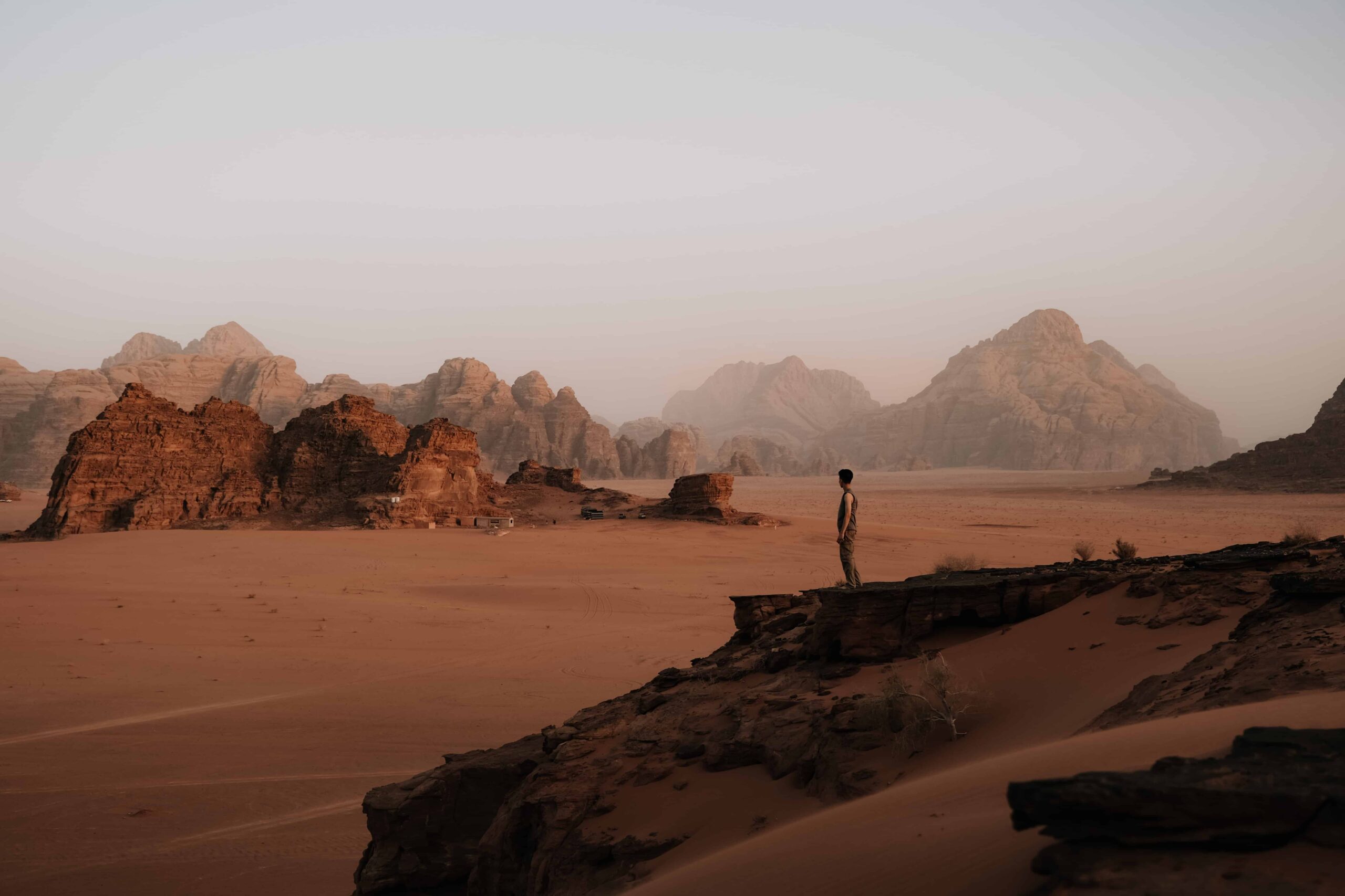 grupo de amigos en Jordania en el desierto de Wadi Rum