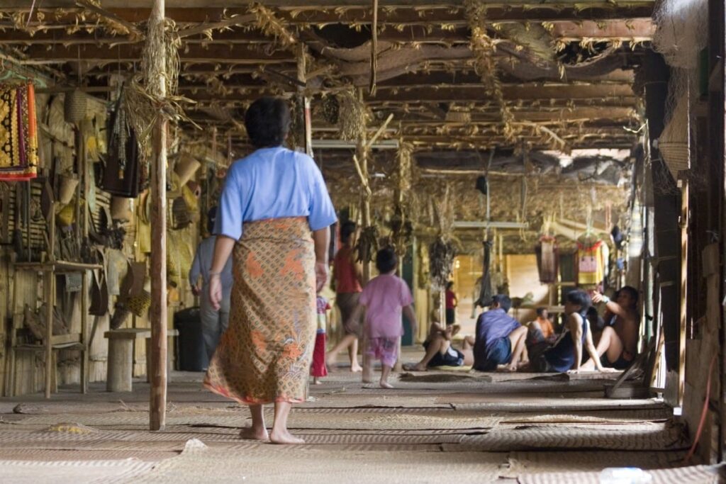 una casa tipica longhouse de los aborígenes de Borneo en Malasia