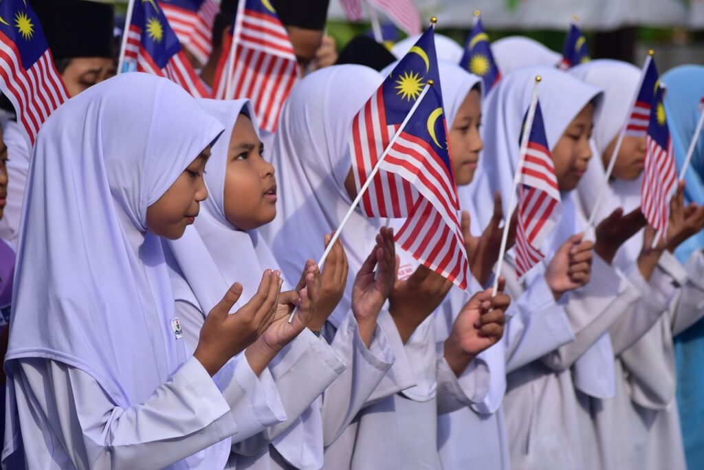 niños con bandera de malasia
