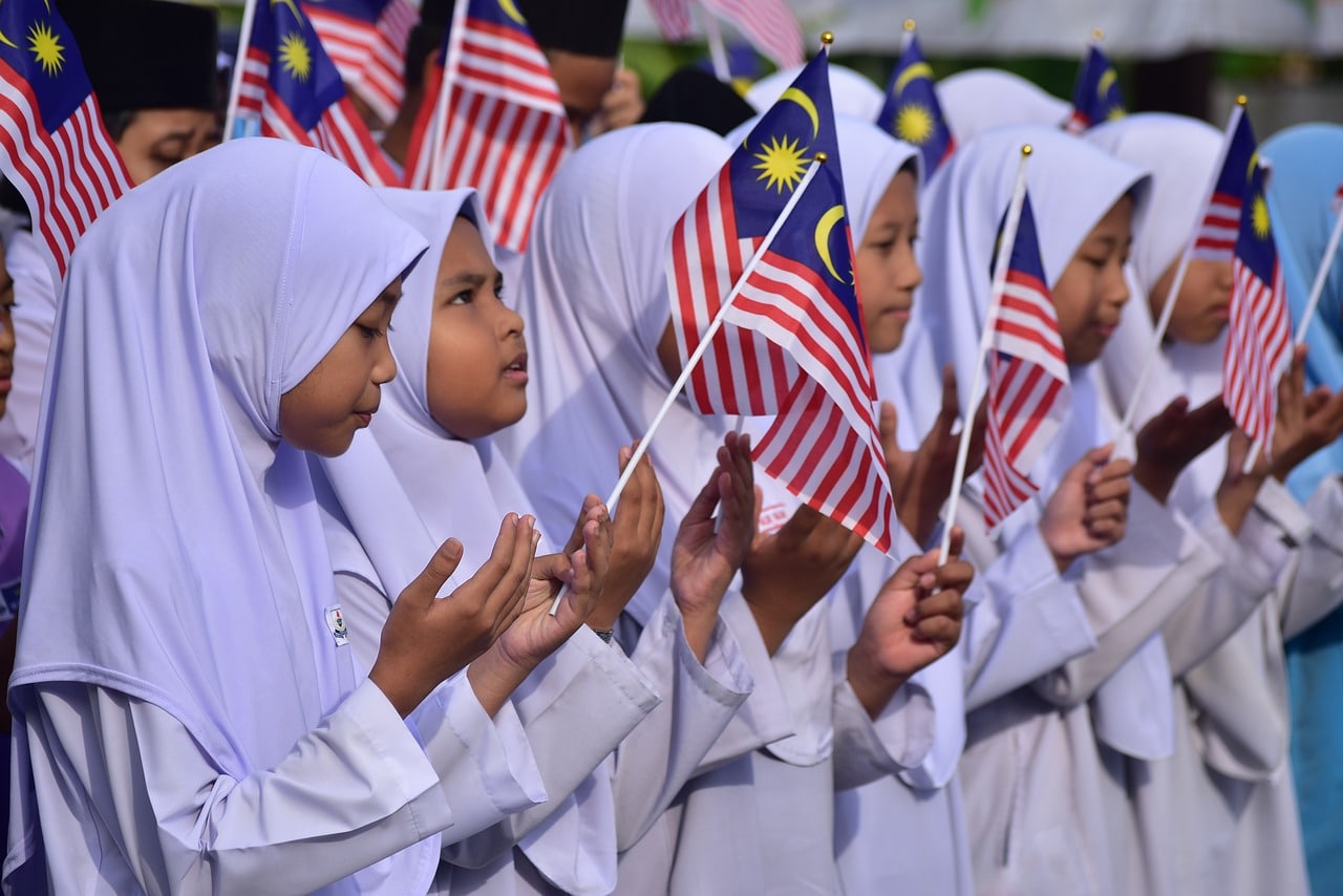 niños con bandera de malasia