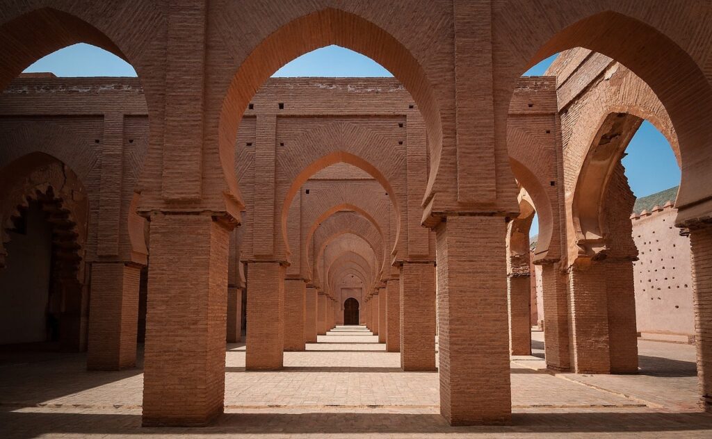 arcos de mezquita en Marruecos