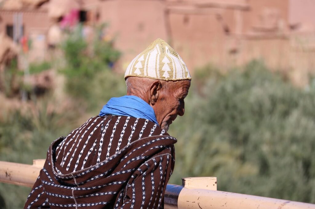 hombre en kasbah en Marruecos