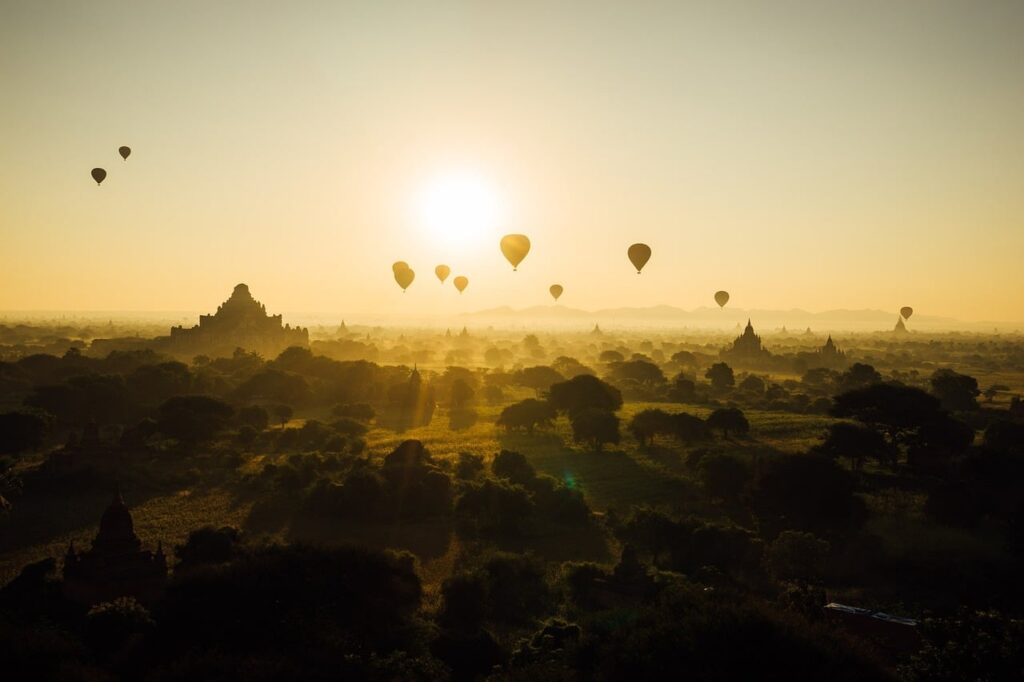 globos sobrevolando el cielo en Bagan en Myanmar