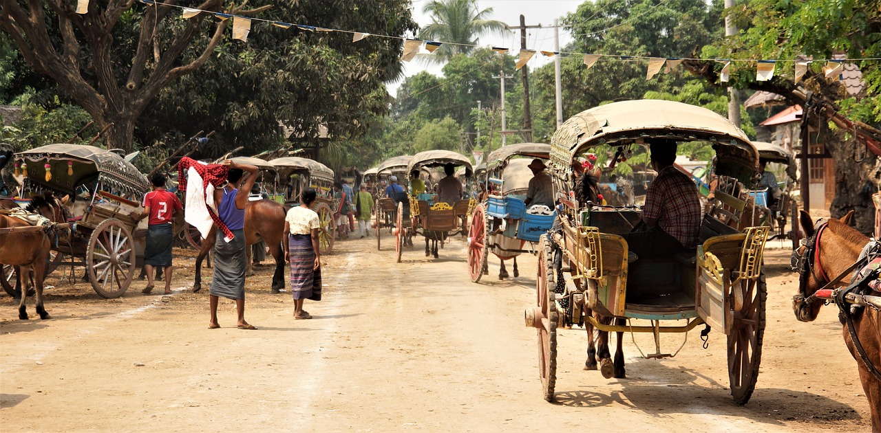 carretera con carruejes en Myanmar