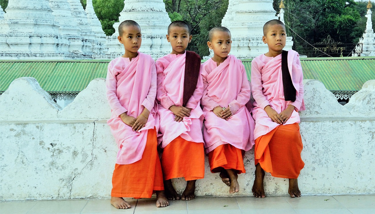 niños budistas en Myanmar