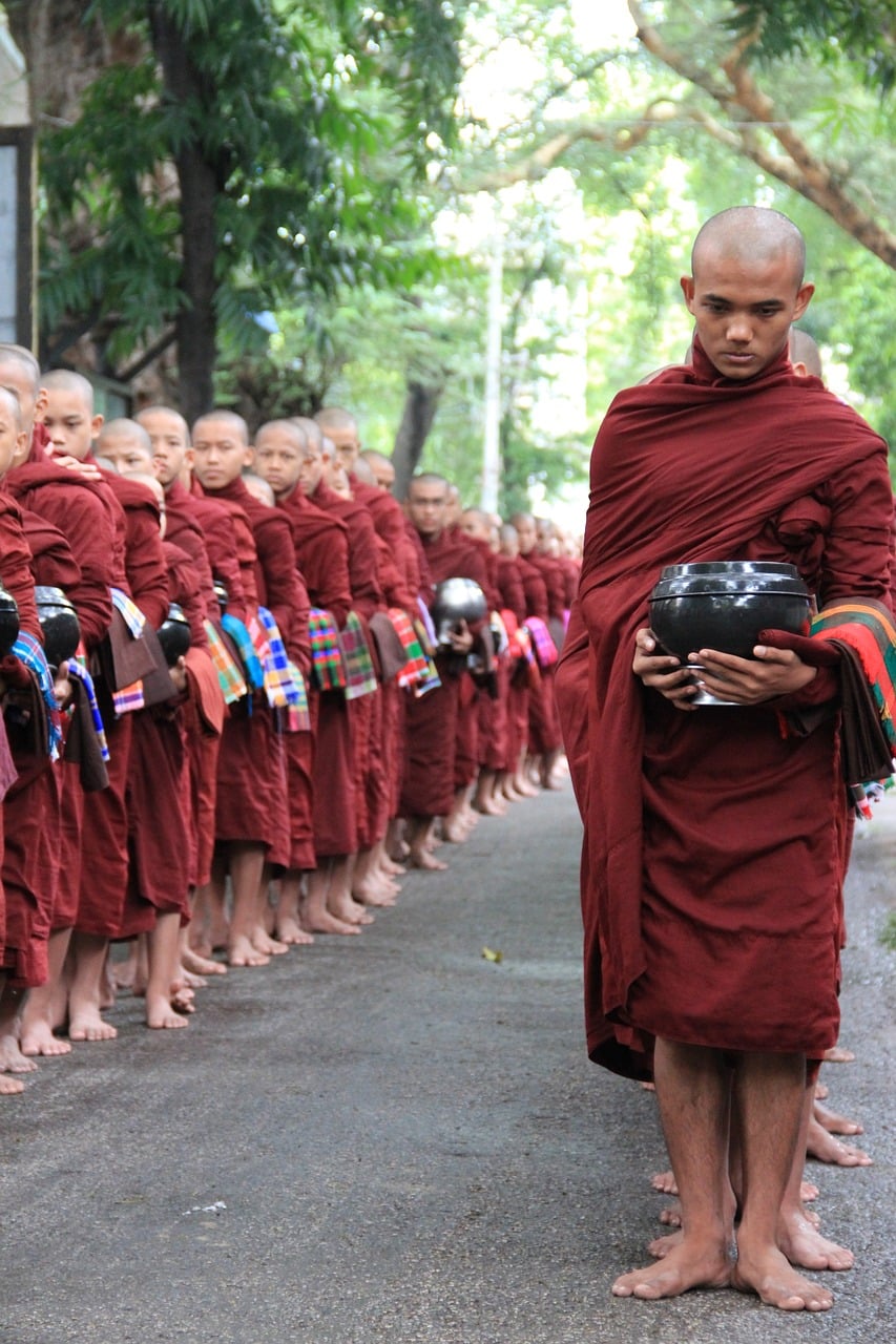 budistas en procesión en Myanmar