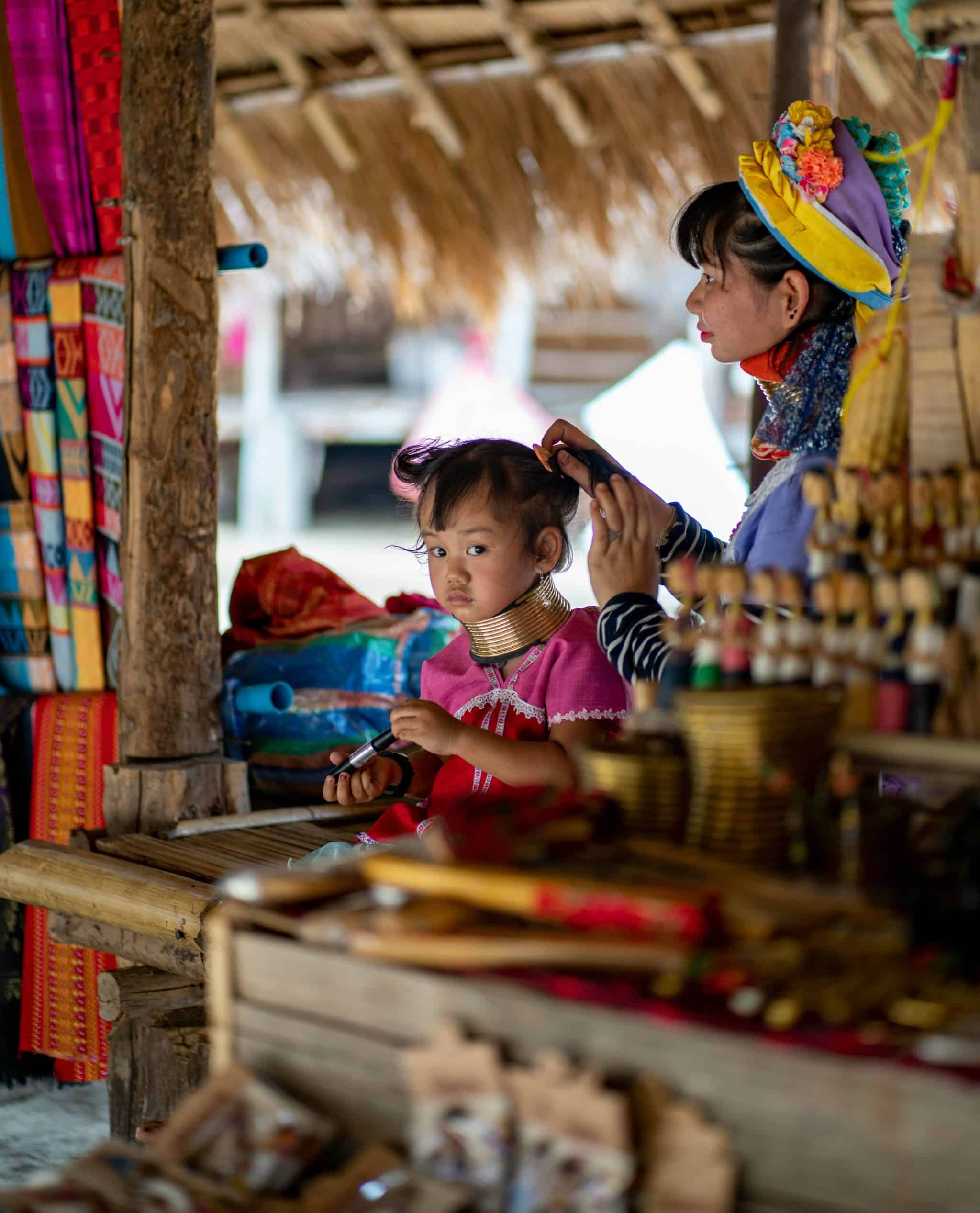 niña del pueblo de las mujeres jirafa