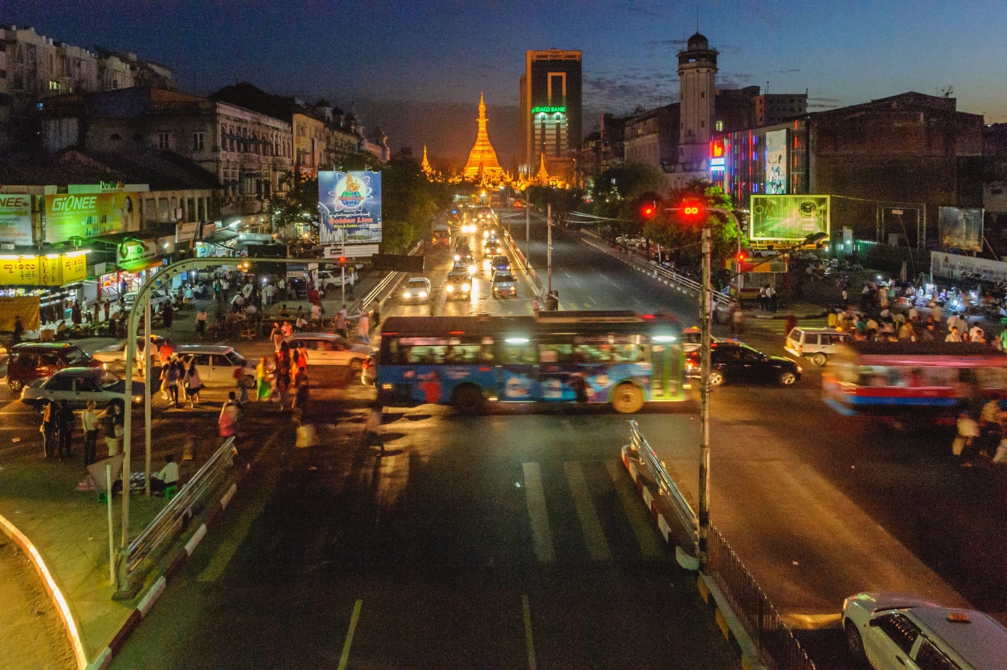 Myanmar por la noche